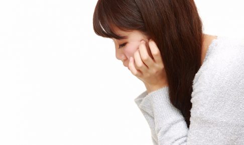 放置すると日常に影響する「片頬の痙攣」、その正体と5つの予防法