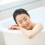 お風呂に入って顔のむくみを即効で解消する方法